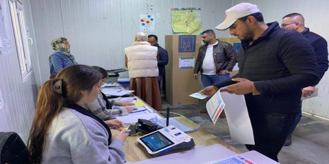هه‌ڵبژاردنی گشتی بۆ ئه‌نجومه‌نی پارێزگاكانی عێراق ده‌ستی پێكرد و له‌ 15 پارێزگا، 285 كاندید بۆ ئه‌نجومه‌نی پارێزگاكان هه‌ڵده‌بژێردرێن.